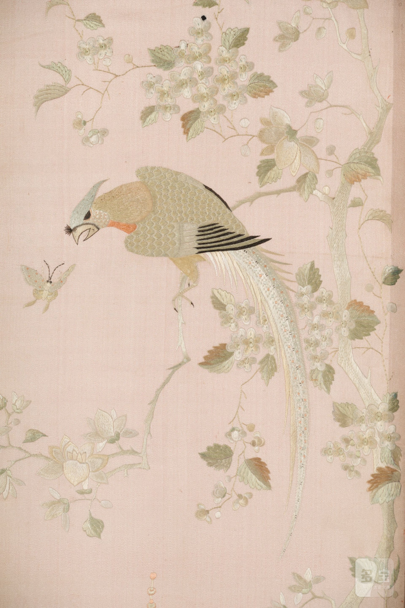 清晚期 木雕緞綉鳥獸圖嵌粉彩山水人物花卉圖瓷板十扇屏風 | PARAVENT À DIX FEUILLES EN BOIS ET PANNEAUX EN SOIE BRODÉE - 图2